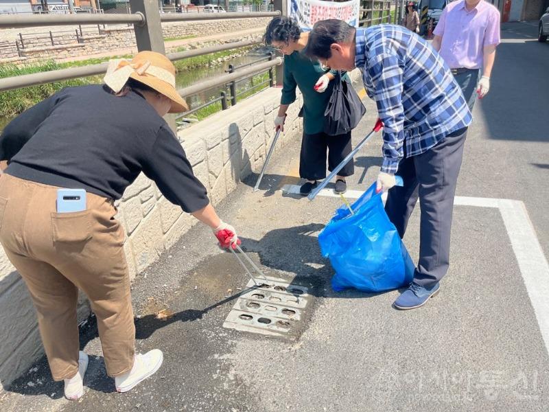 4. 매교동 장마철 대비 환경정비 및 안전점검 캠페인 펼쳐.jpg