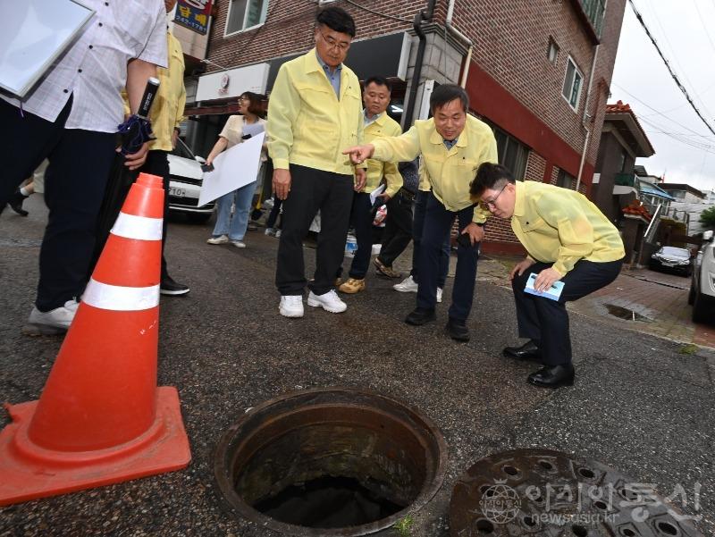황인국 수원시 제2부시장,지난해 침수 피해 지역 찾아 침수방지 대책 점검(1).jpg
