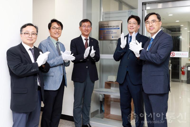 사본 -[사진1] 지난 8일 진행된 삼육대 기후변화 매개체 감시 거점센터(수도2권) 현판식. 오른쪽부터 삼육대 한경식 연구산학처장, 김동건 거점센터장, 질병관리청 매개체분석과 이희일 과장, 삼육대 제해종 교목처장, 윤진한 연구.jpg