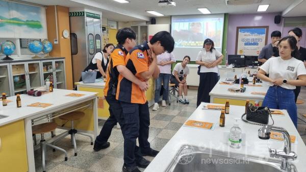 “음식물에 의한 기도폐쇄는 하임리히 법으로!”.jpg