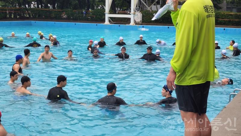 인천해양경찰서 하늘바다파출소 경찰관이 지난 13일 중구에 위치한 인천해사고등학교에서 찾아가는 생존수영 교육을 하고 있다..jpg