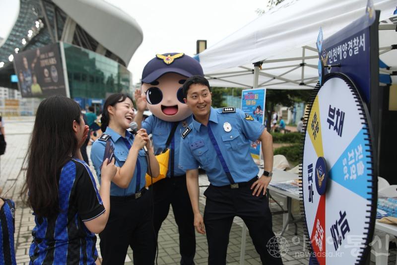 인천해경은 16일 인천유나이티드와 협업해 인천축구전용경기장에서 갯벌안전캠페인을 진행했다(1).jpg