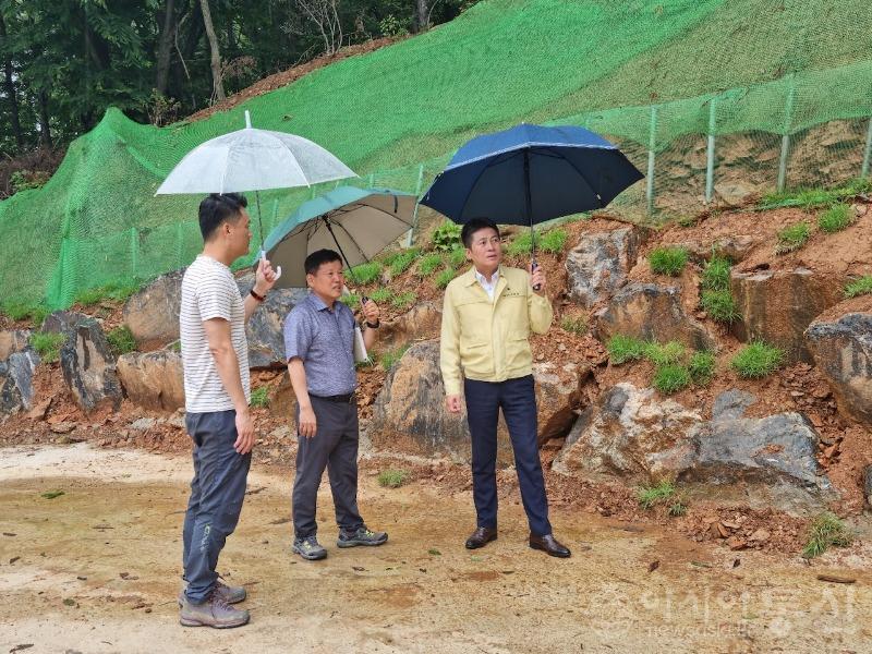 보도사진1-2 (김정헌 구청장 산사태 위험지역 안전점검).JPG