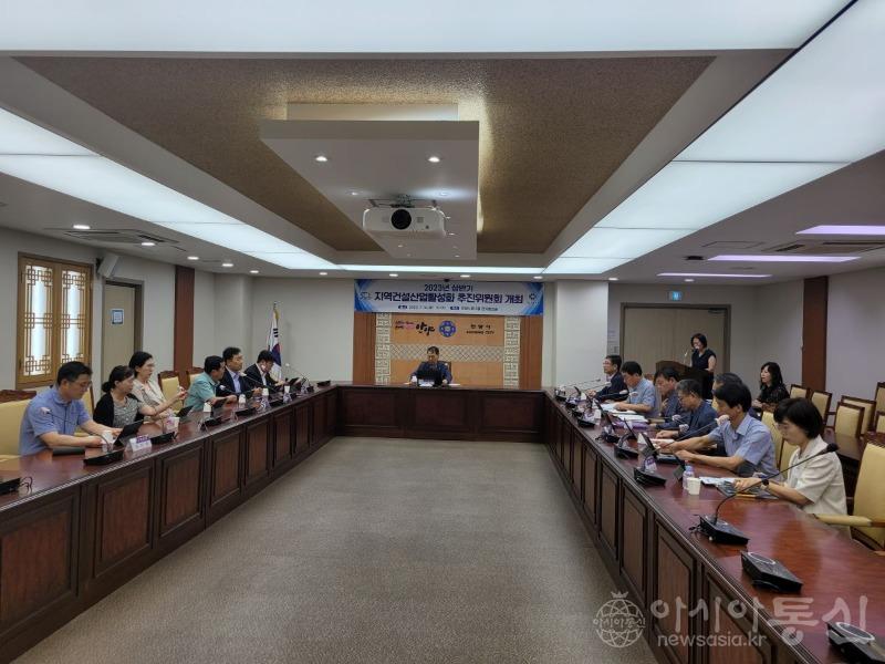 안양시는 지난 14일 시청 전자회의실에서 안양시지역건설산업활성화추진위원회 회의를 열고 상반기 성과 및 향후 계획을 논의했다(2).jpg