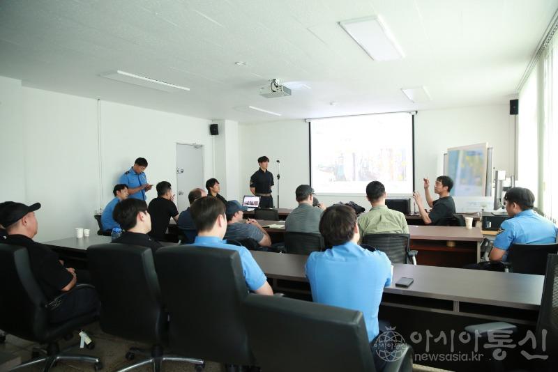 (사진1) 17~18일 실시된 유관기관 전술교류 합동훈련에 참여한 한국 해양경찰과 미국 해군.jpg