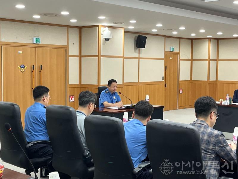 27일 해양경찰청 대회의실에서 이명준 기획조정관과 14개 산학연 관계자가 모여 해양경찰청 최초 가상 융합기술 기반 교육훈련 플랫폼 연구개발 회의를 하는 사진.JPG