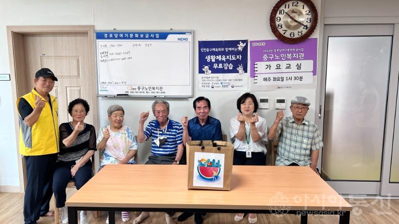 11-1 보도사진 (운서동협의체 무더위 맞아 경로당에 수박나눔).jpeg