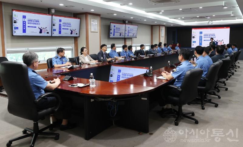 4일 김종욱 해양경찰청장을 비롯한 차장, 국장, 과장 등 고위 공무원이 참석하여 젠더십향상교육원 유정흔 강사 초빙 안전한 조직문화 우리가 만듭시다 주제로 성인지 감수성 교육을 받고 있다. (1).jpg