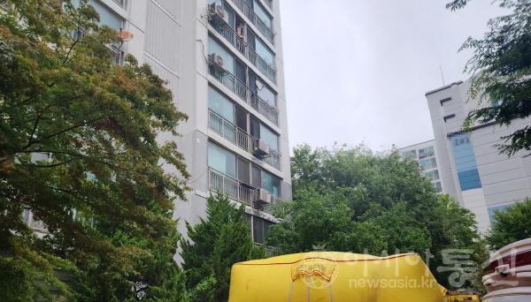 베란다 난간에 사람이 아찔한 상황.jpg