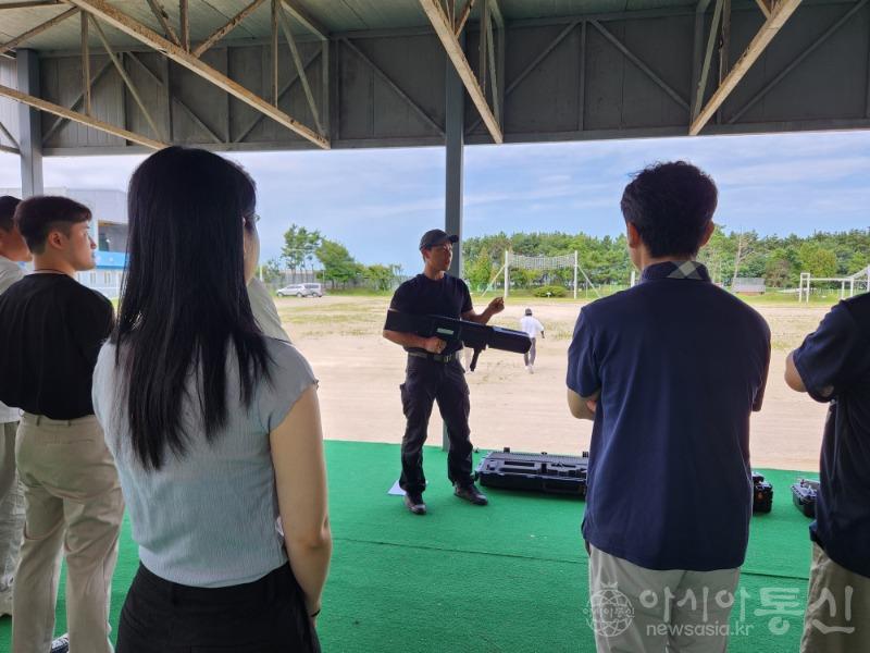 공공분야 종사자 대상 드론 무력화 장비(안티 드론건) 체계에 대해 설명하고 있다.jpg