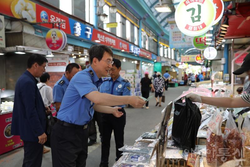 도기범 인천해양경찰서장이 16일 수산물 소비 촉진을 위해 인천 연수구 옥련시장을 방문하고 있다.(1).JPG