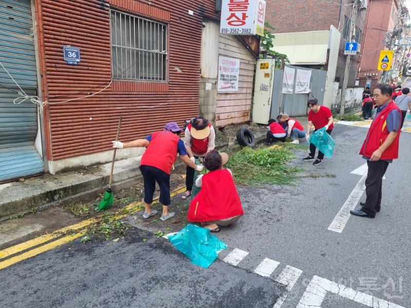 (4)구월2동_통장연합회_통학로_주변_잡초제거_등_환경정비_1.jpg