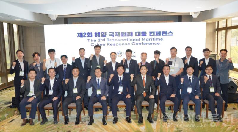 31일 인천 송도 센트럴 파크호텔에서 제2회 해양국제범죄 대응 컨퍼런스 종료후 국내외 10개 참여 기관의 단체 사진 (3).jpg