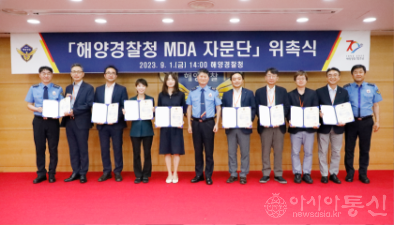 1일 해양경찰청 대회의실에서 해양종보융합플랫폼 잔문단 출범식에서 오상권 경비국장이 새로이 위촉된 위원들과 함께 기념촬영  (2).png