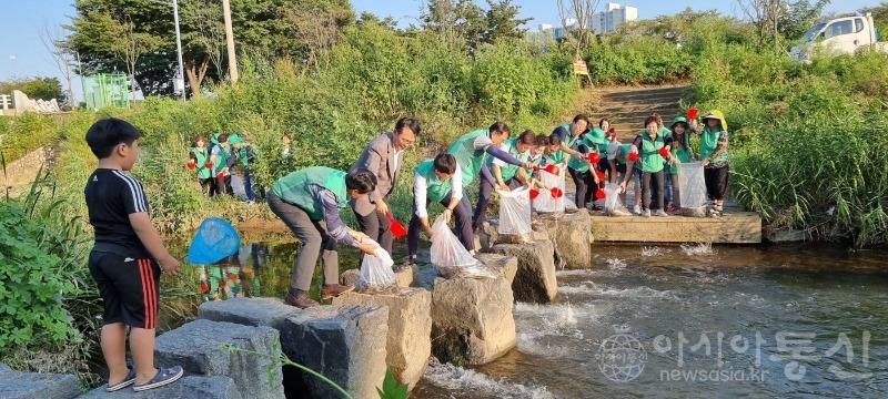 1서구새마을협의회, 생태하천가꾸기 공촌천 미꾸라지 방류(1) (4).jpg