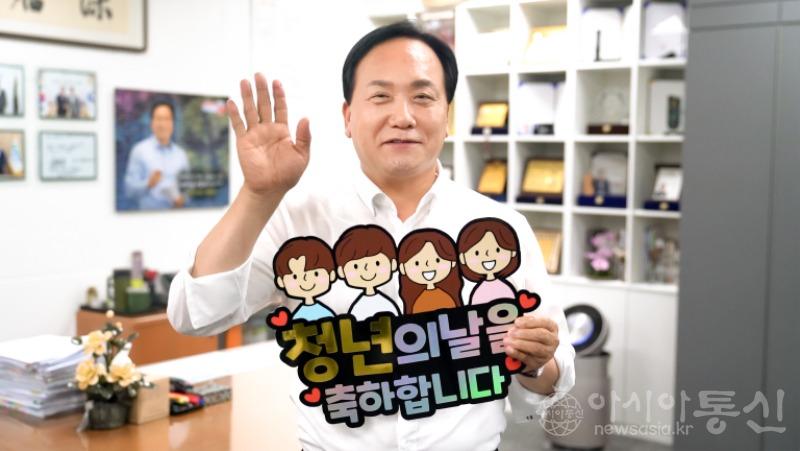 1-1 청년응원챌린지(시장님 사진).jpg