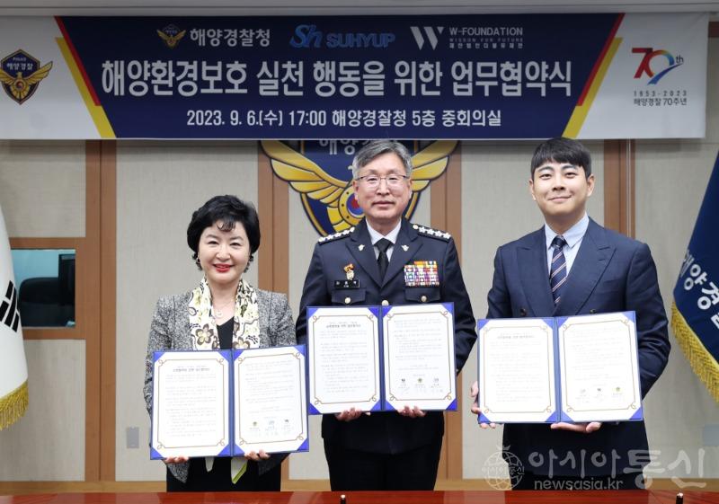김종욱 해양경찰청장과 강신숙 수협은장, 이욱 W재단 이사장과 함께 업무협약식 후 기념촬영.jpg