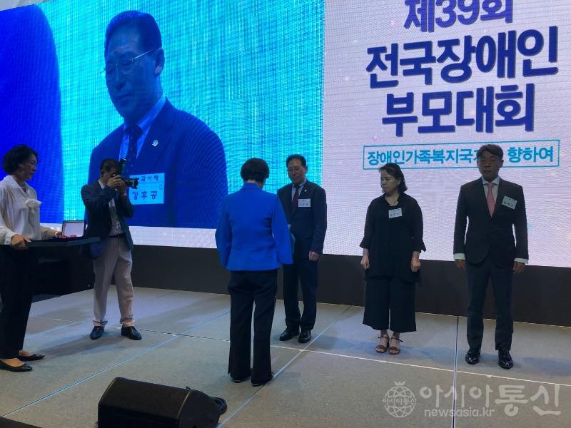 감사패 수상 사진 (4).jpeg