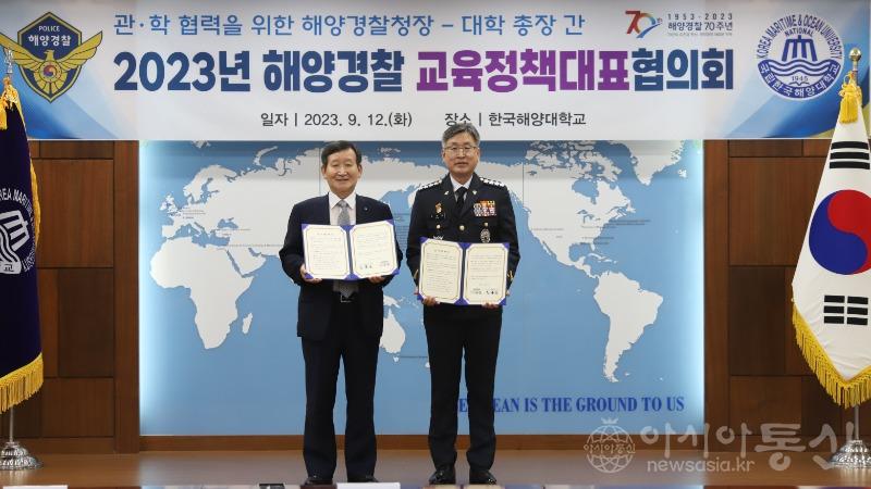 12일 김종욱 해양경찰청장이 해양경찰 교육정책 대표협의회에서 카톨릭관동대 신규위원에게 위촉장 전달 사진 (1).jpg