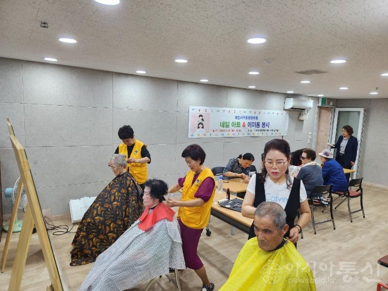 4재인서구충청향우회 가좌2동 어르신께 네일아트 및 이,미용 봉사 진행(1).JPG