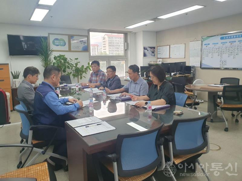 안양시는 19일 오후 2시 시청 도로교통환경국장실에서 지역경제 활성화를 위해 관내 민간 재개발 재건축의 건설현장 소장과의 간담회를 추진했다 (2).jpg