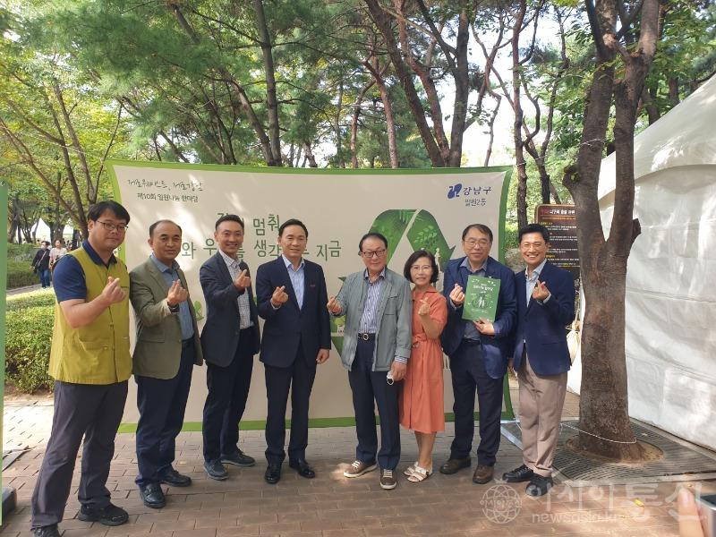 지난해 나눔한마당 축제에서 지역주민들과 기념사진을 찍은 조성명 강남구청장(왼쪽에서 4번째_.jpg