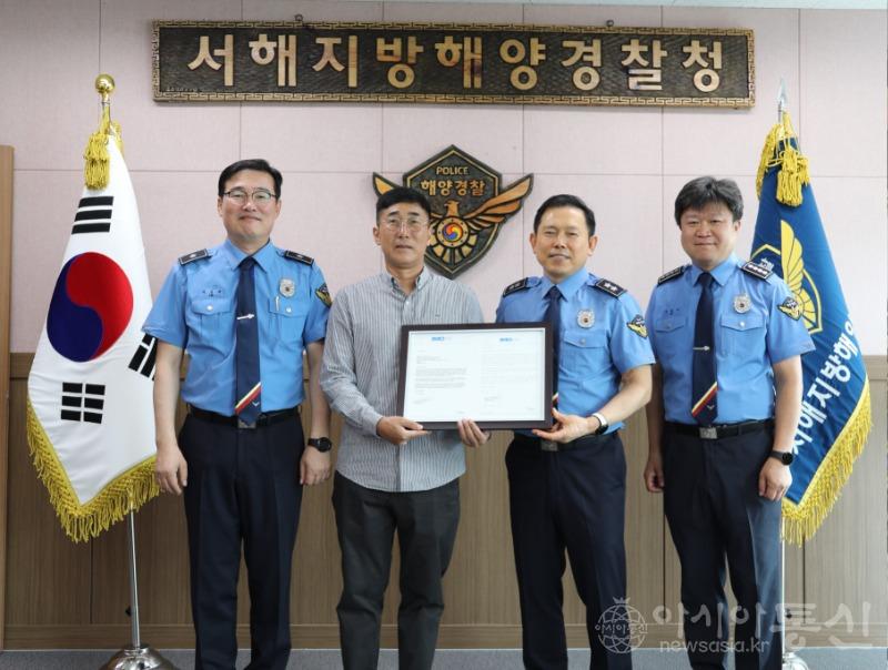 국제해사기구 바다의 의인상(장려상) 수여 받는 2016시내산호 선장 박영환씨 (3).JPG