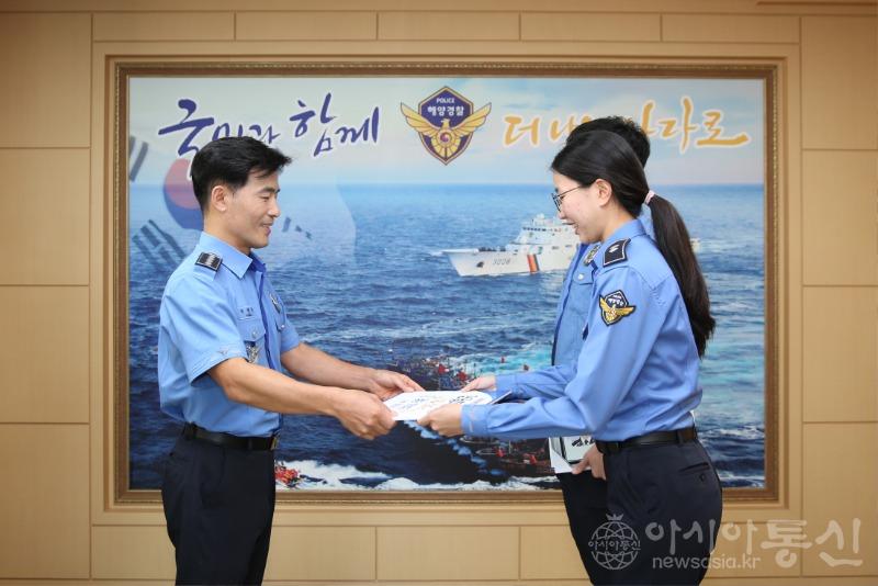 [사진1] 조직문화 개선 최우수직원 시상을 하고 있는 박생덕 서특단장과 수상자들.JPG