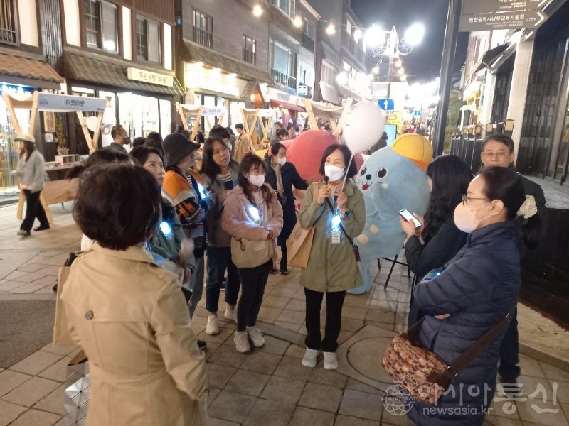 힐링패밀리가족봉사단 인천개항장야행 역사도보탐방(개항장 역사도보탐방 해설사 설명모습).jpg
