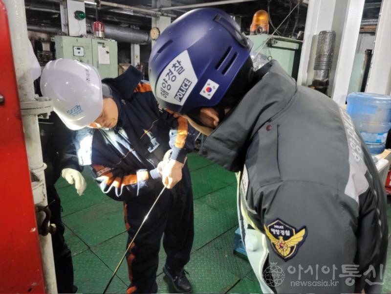 인천카페리호 선박 기관실 빌지탱그 점검하는 합동점검반 (3).jpg