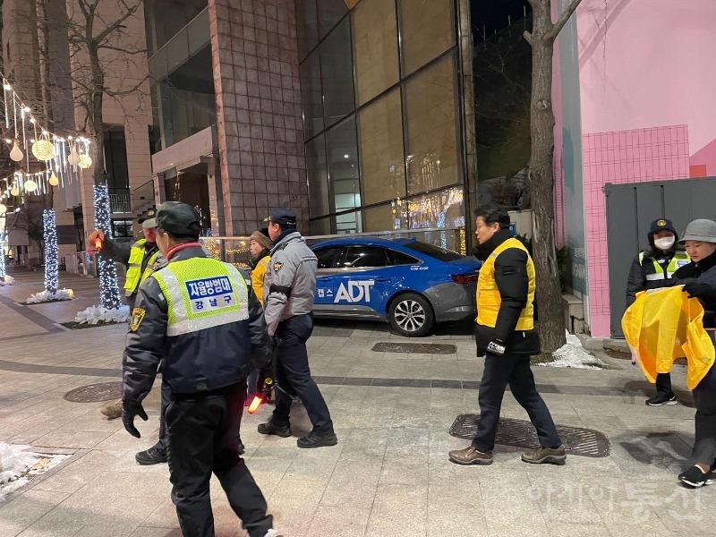 서울시의회 이새날 의원, “청담동 일대 주민자율방범대 특별 순찰 활동 실시!2.jpg