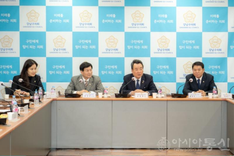 사진2. 강남구의회, 제5회 강남구 모범구민 감사장 수여식 개최.jpg