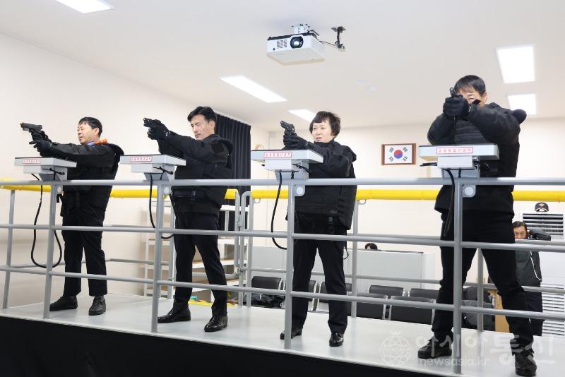 [사진2] 박생덕 서특단장을 비롯한 해양경찰들이 해상 시뮬레이션 사격장에서 훈련을 하고 있다..JPG