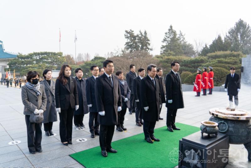 사진1. 강남구의회, 현충원 참배로 2024년도 갑진년 첫 의정활동 시작.jpg