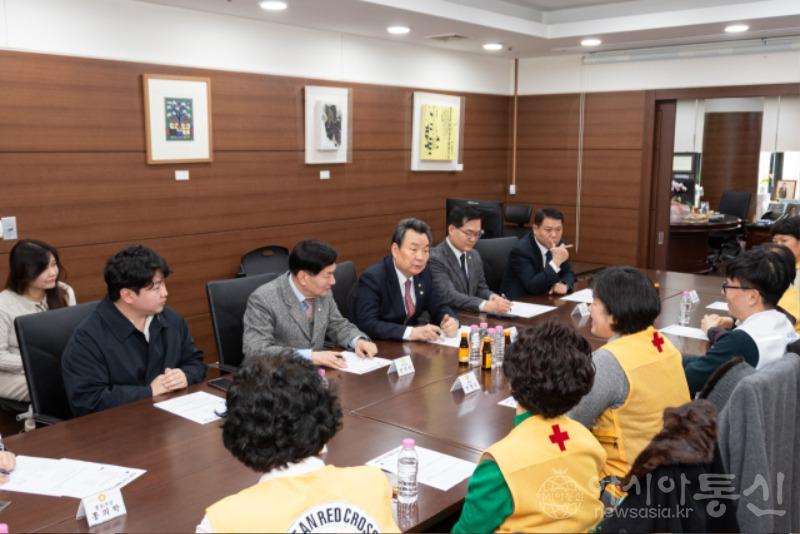 사진1. 강남구의회, 2024년 적십자 특별회비 전달.jpg