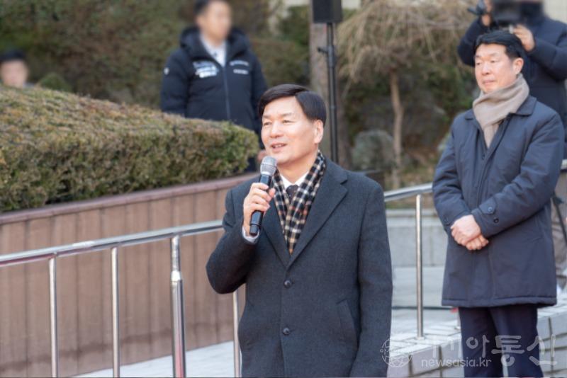사진2. 강남구의회 의원들, ‘2024 설맞이 직거래 장터’ 방문.jpg