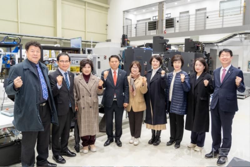 사진1. 강남구의회 복지도시위원회, 수서동 730 로봇연구시설 현장방문.jpg