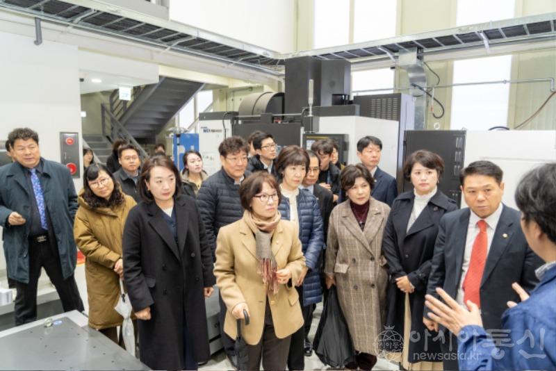 사진2. 강남구의회 복지도시위원회, 수서동 730 로봇연구시설 현장방문 (1).jpg