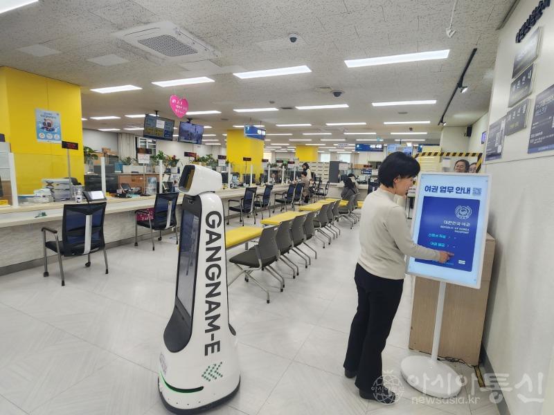 (사진1) 강남구 스마트 민원실.jpg