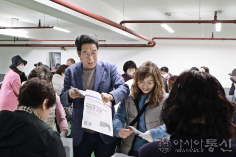 (보도자료 1_사진) 김기배 팔달구청장, 선거공보 발송 작업현장 함께 해.jpg