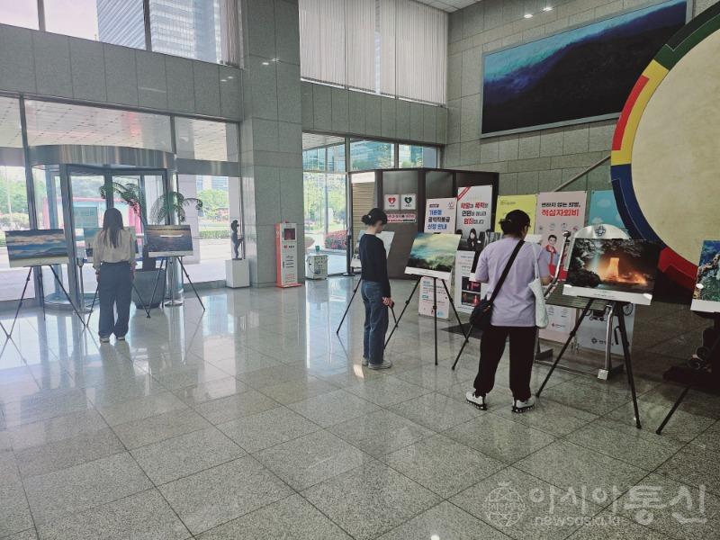 기후변화주간을 맞아 오는 24일까지 안양시청 1층에서 기상기후 사진전시회가 열린다.jpg