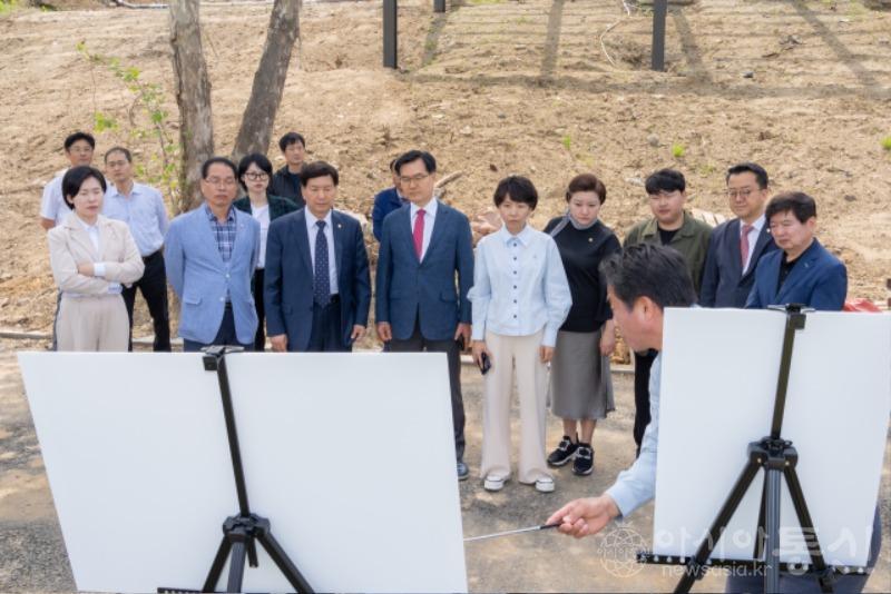 사진1. 강남구의회 행정재경위원회, 강남 탄천 파크골프장 현장 방문.jpg