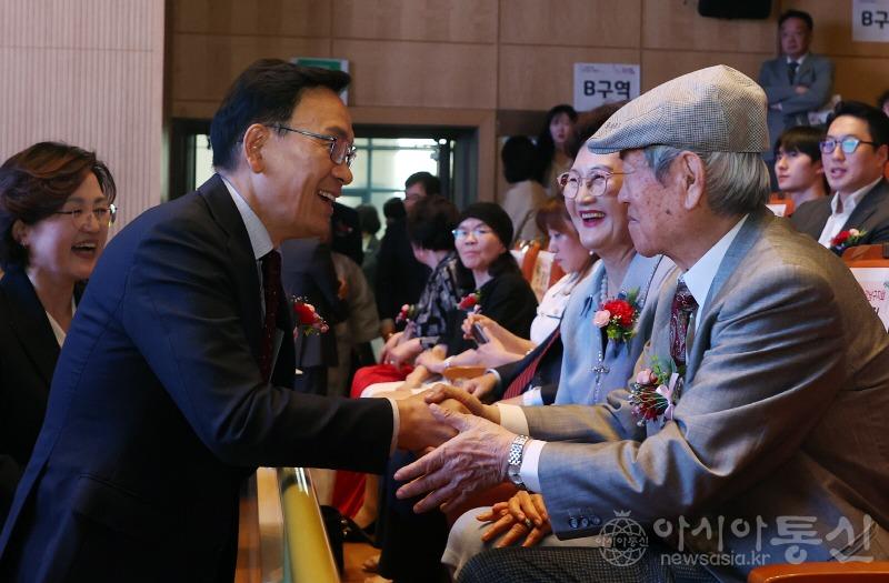 (사진2) 4월 26일 어버이날 기념행사_구민과 인사나누는 조성명 강남구청장.JPG