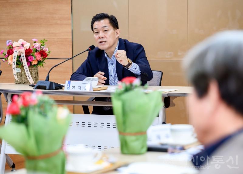 1-1.이재준 수원시장, 어버이날 맞아 영통구 각 동 경로당협의회장에 카네이션 전달.jpg