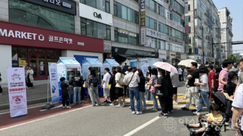 8.안산시, 지역축제 때 바가지요금 없게… 근절 캠페인 진행(2)(제20회 안산국제거리극축제기간 시민들이 종이팩 상록水를 이용하기 위해 줄을 서고 있다).jpg