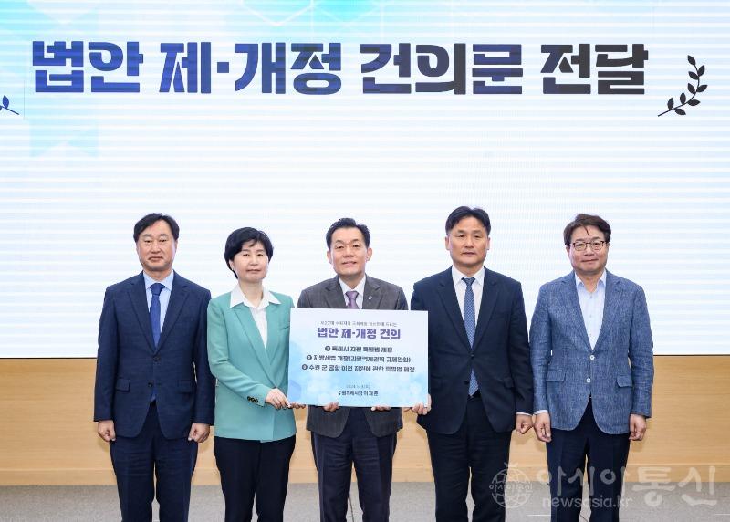 이재준 수원시장, ‘특례시 지원 특별법 제정’ 등 3개 건의문 수원지역 국회의원 당선인에게 전달(1).jpg