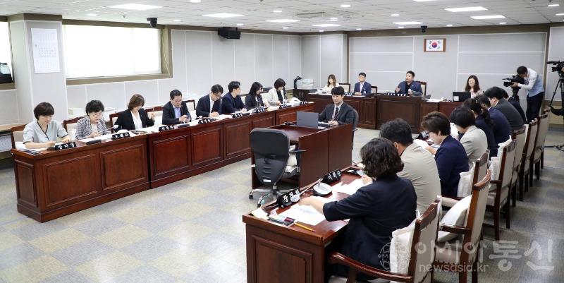 수원시의회 예결특위 심사.jpg