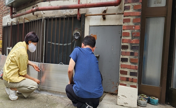 지난해 침수된 반지하 빌라(안양시 호계동) 차수막 설치 결과 점검