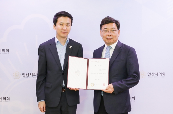 안산시의회가 1일 의장실에서 법률고문 위촉식을 열었다. 사진 왼쪽이 송바우나 의장, 오른쪽은 법률고문으로 재위촉된 박재호 변호사.