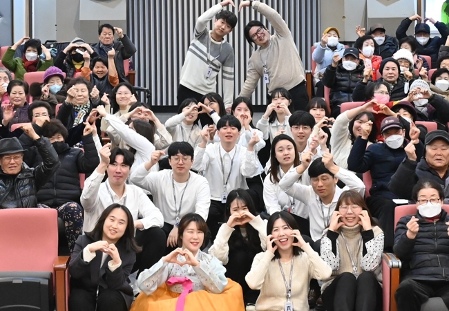 광명시 광명종합사회복지관, ‘2024년 설날 맞이 세배떡 잔치’ 진행